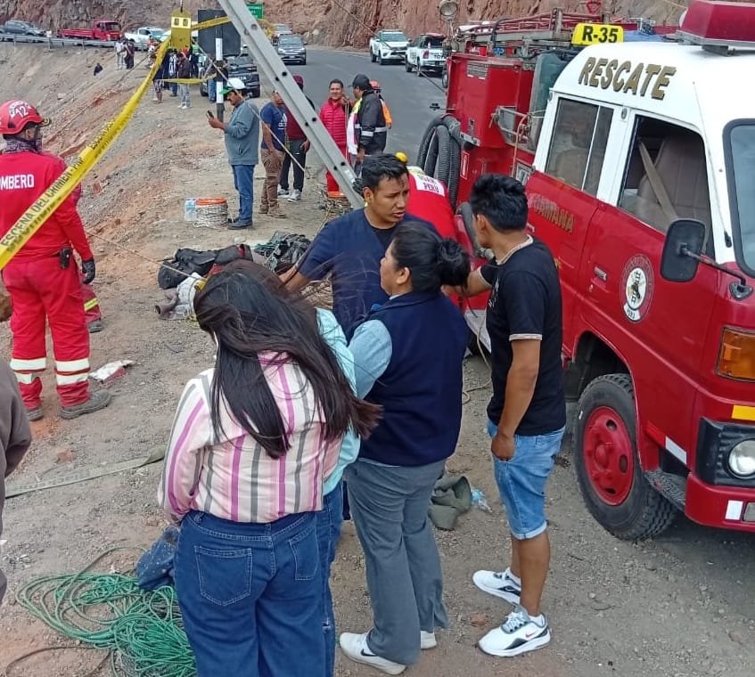 Accidente de bus deja 37 muertos y moviliza a bomberos en rescate nocturno