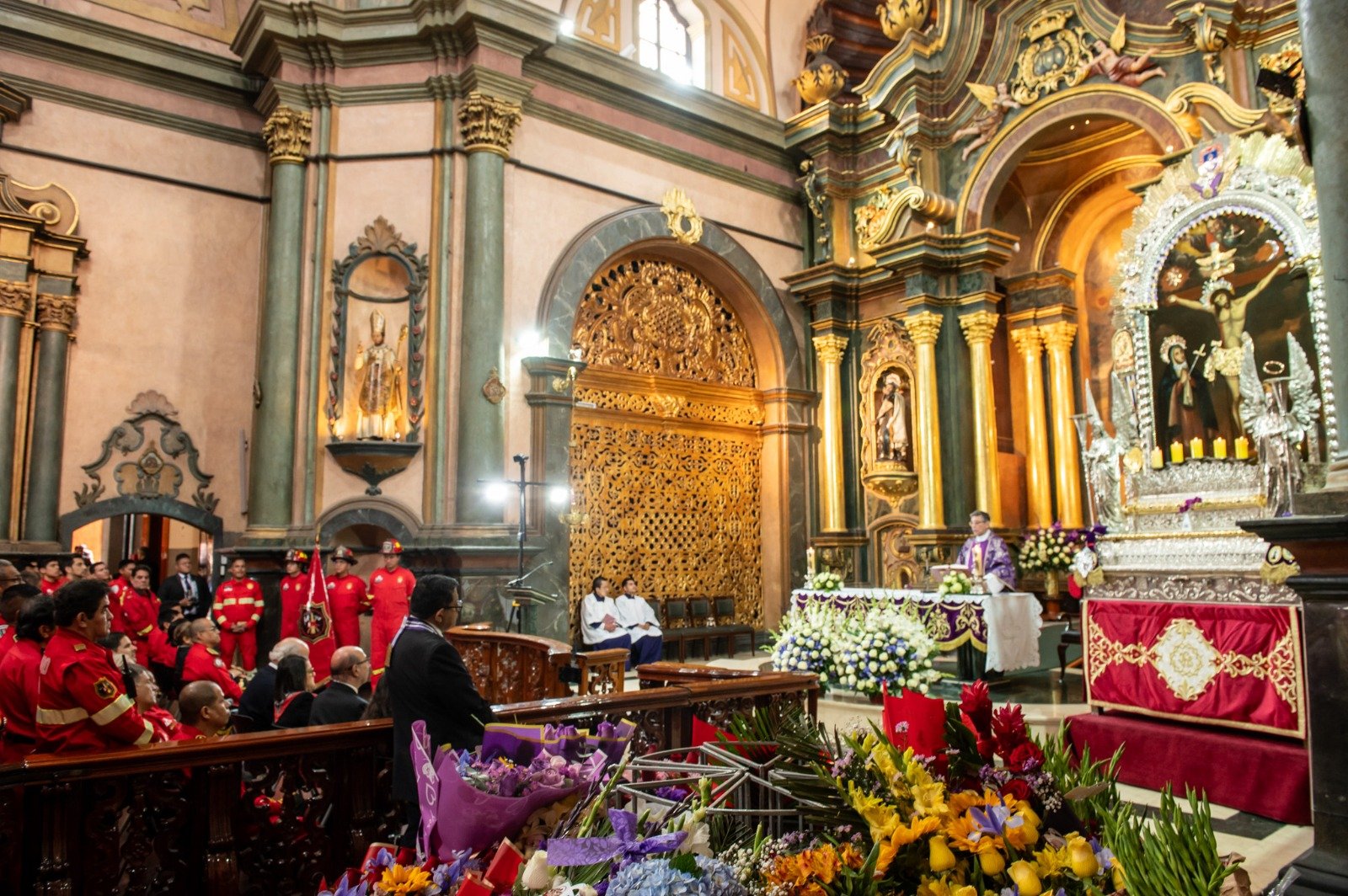 Bomberos del Perú participan en misa del Señor de los Milagros